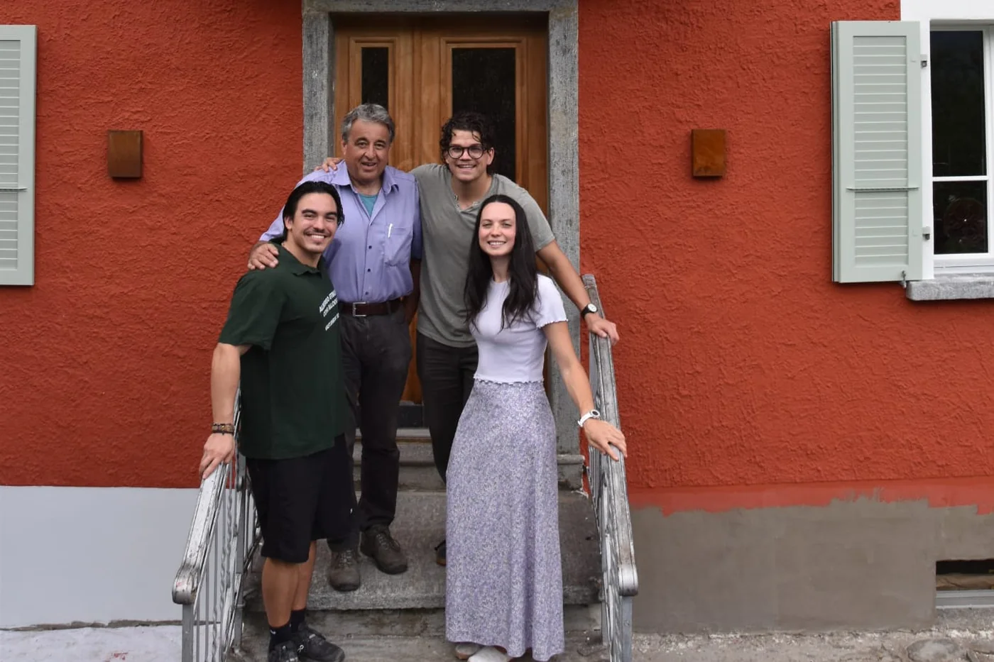Das Team des Albergo Etrusco vor dem Haus in Castaneda